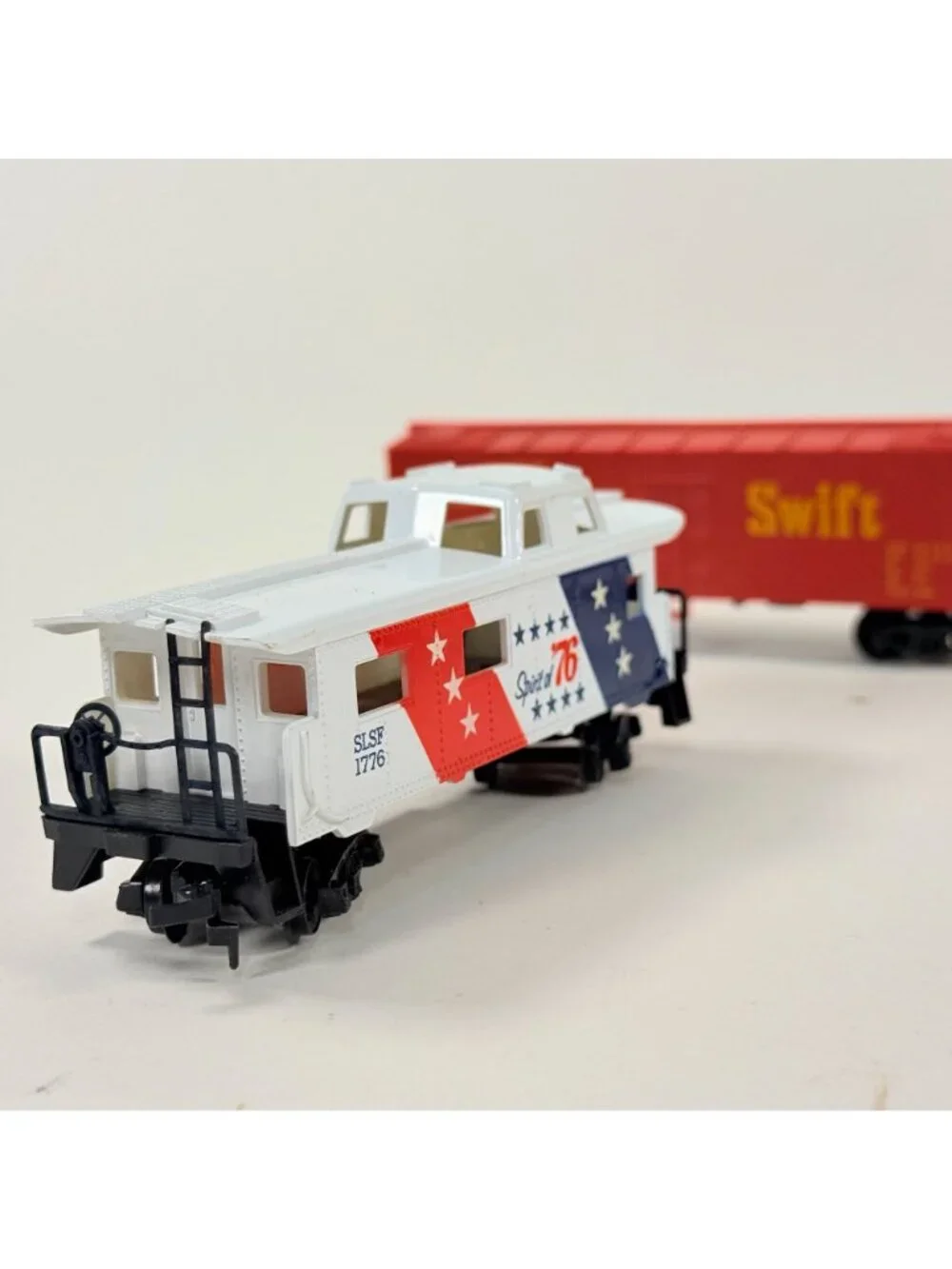 HO Scale Train Cars Lot Of 5 W Caboose C&O Hopper Clinchfield Swift & Dubuque
